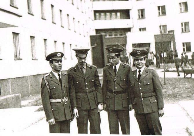 Выпуск 1990 г. С лева : Amanullah Hotaki, Хамед Ширзау (сейчас в Канаде), Эхсанулла Азим (уже генерал командует Академией Маошала Фахима, и Хайдар (проживает в Норвегии)