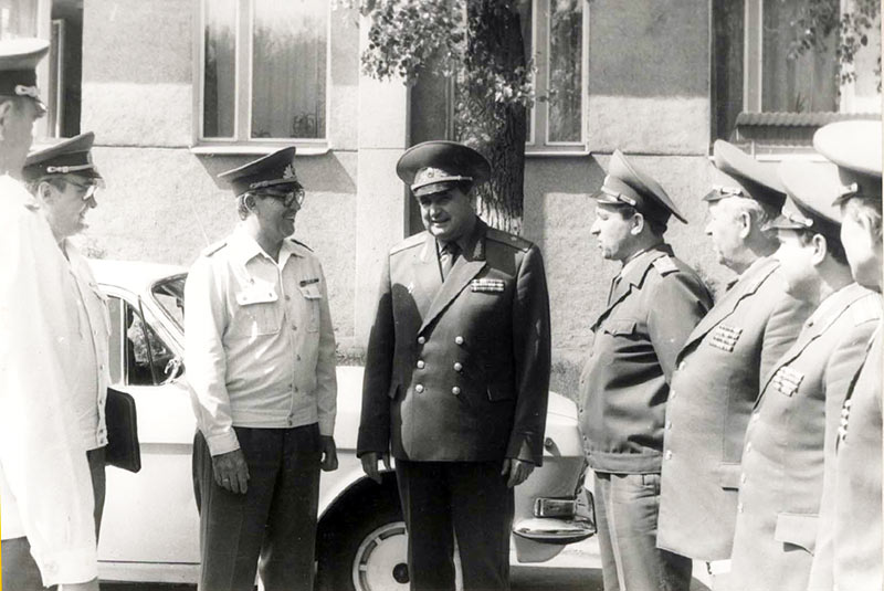 Генерал-майор В. Бамбуров с представителями армии ГДР