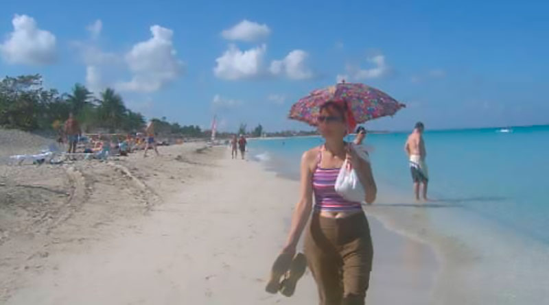 Инесса на побережье океана на Кубе