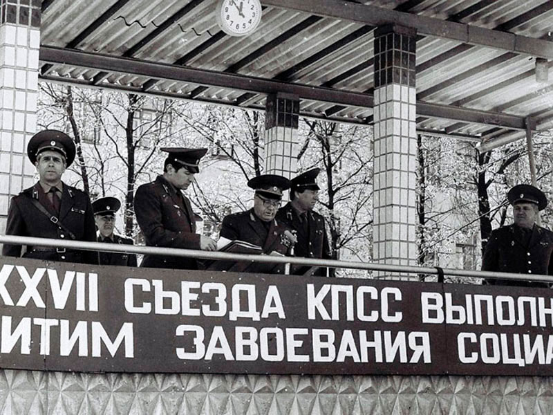 Трибуна на плацу Минского высшего военно‑политического общевойскового училища