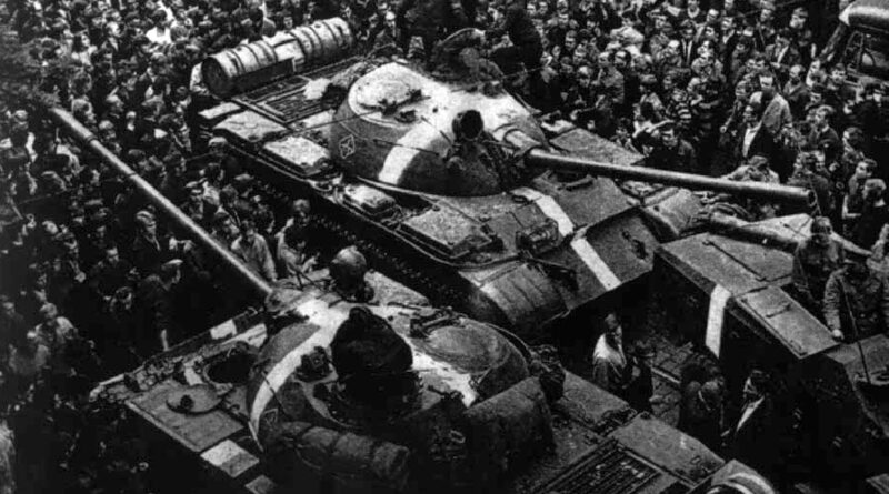 Советские танки Т-55 с белыми опознавательными полосами во время операции «Дунай», август 1968 года