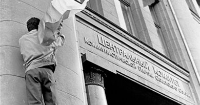 Демонстранты у здания ЦК КПСС, Москва, август 1991 года