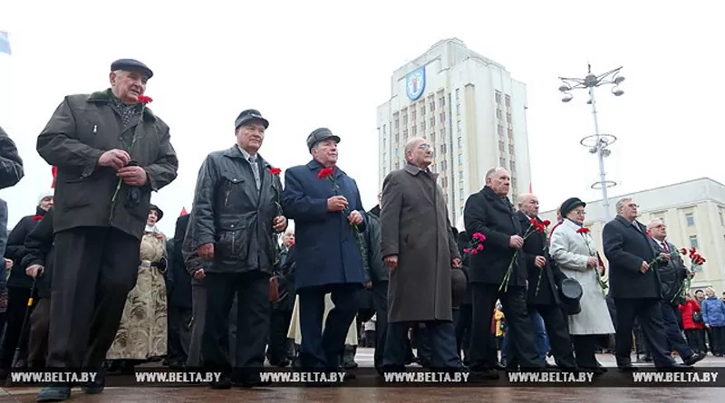 Цветы к памятнику Ленина