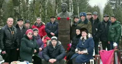 Памятник Юрию Тропашко