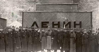Первый деревянный мавзолей Ленин
