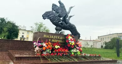 Памятник летчикам героям в Барановичах