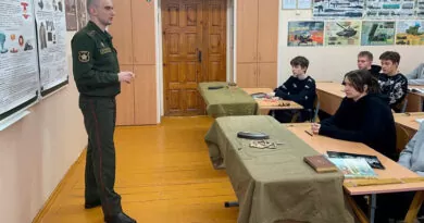 Капитан Антон Камардин в СШ № 124 Минска
