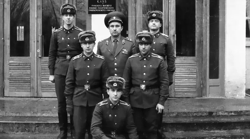 Курсанты у клуба Минского ВВПОУ