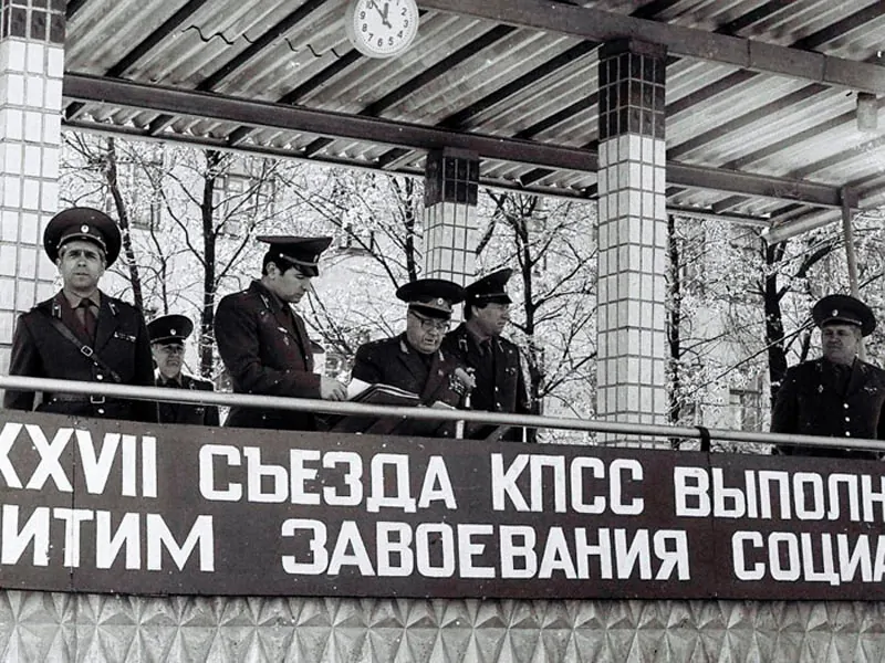 Трибуна на плацу Минского высшего военно‑политического общевойскового училища
