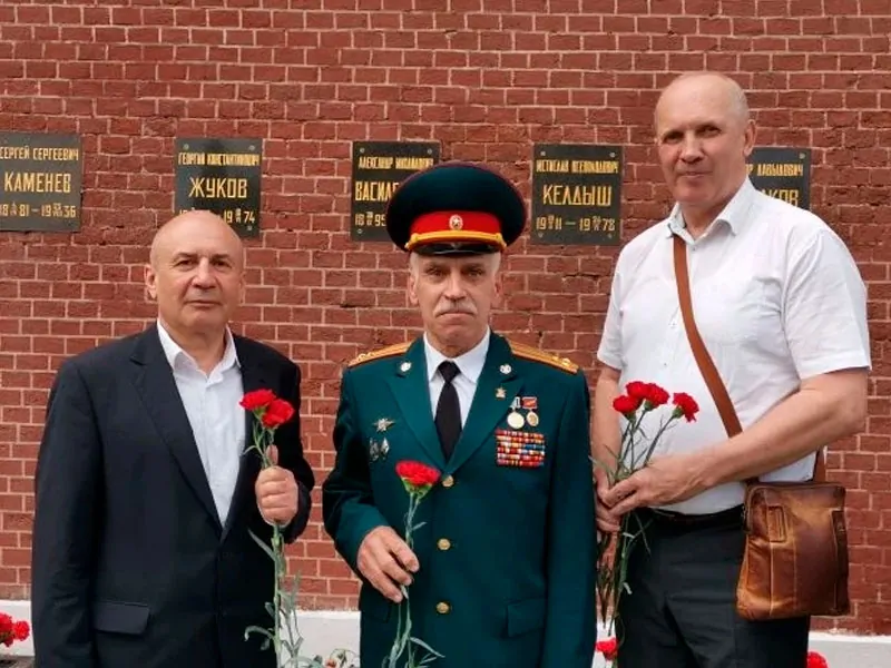 У Кремлёвской стены